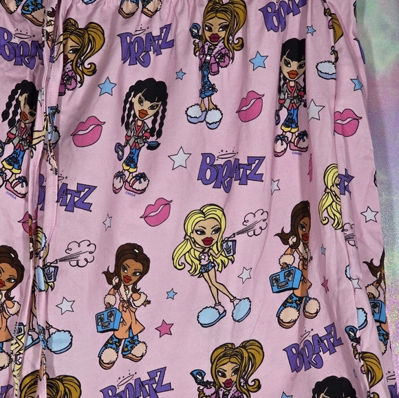 Cakeworthy x Bratz Pink AOP Cropped Pajama Shorts Size 4XL - Picture 4 of 7